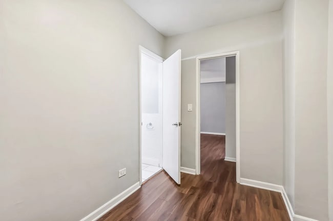 Building Photo - 1140 N La Salle Dr