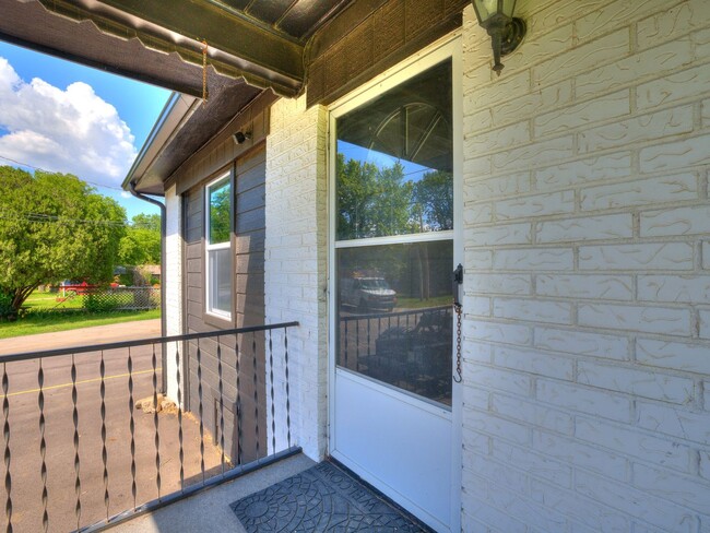 Building Photo - Great home, 4 bedrooms or 3+study, 1.5 bat...