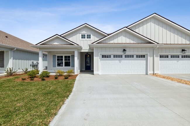 Building Photo - Resort Style living, minutes to town!