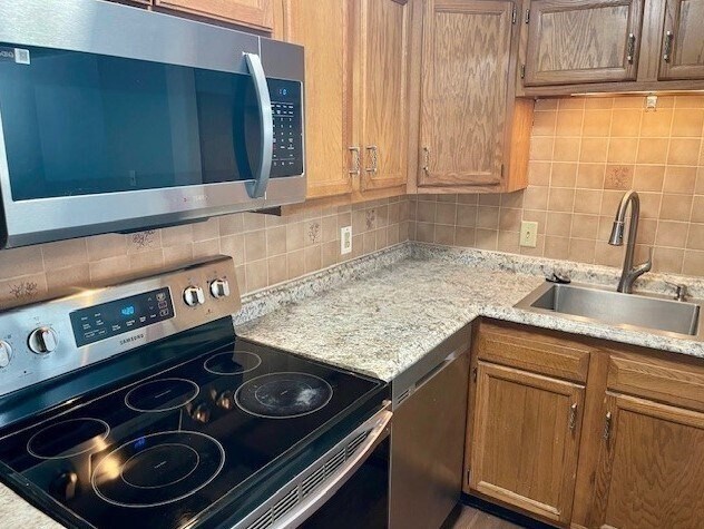 Foto del edificio - 616 Boston Post Rd E