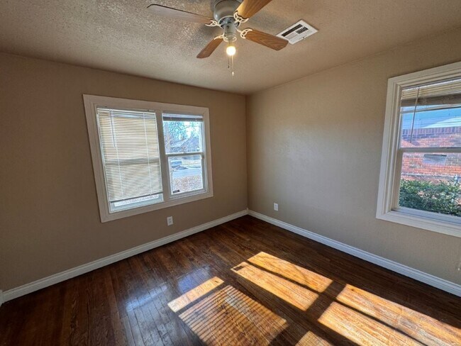 Building Photo - 3 bed, 1 and a 1/2 bath , one car garage! New paint, updates throughout and ready for move in!