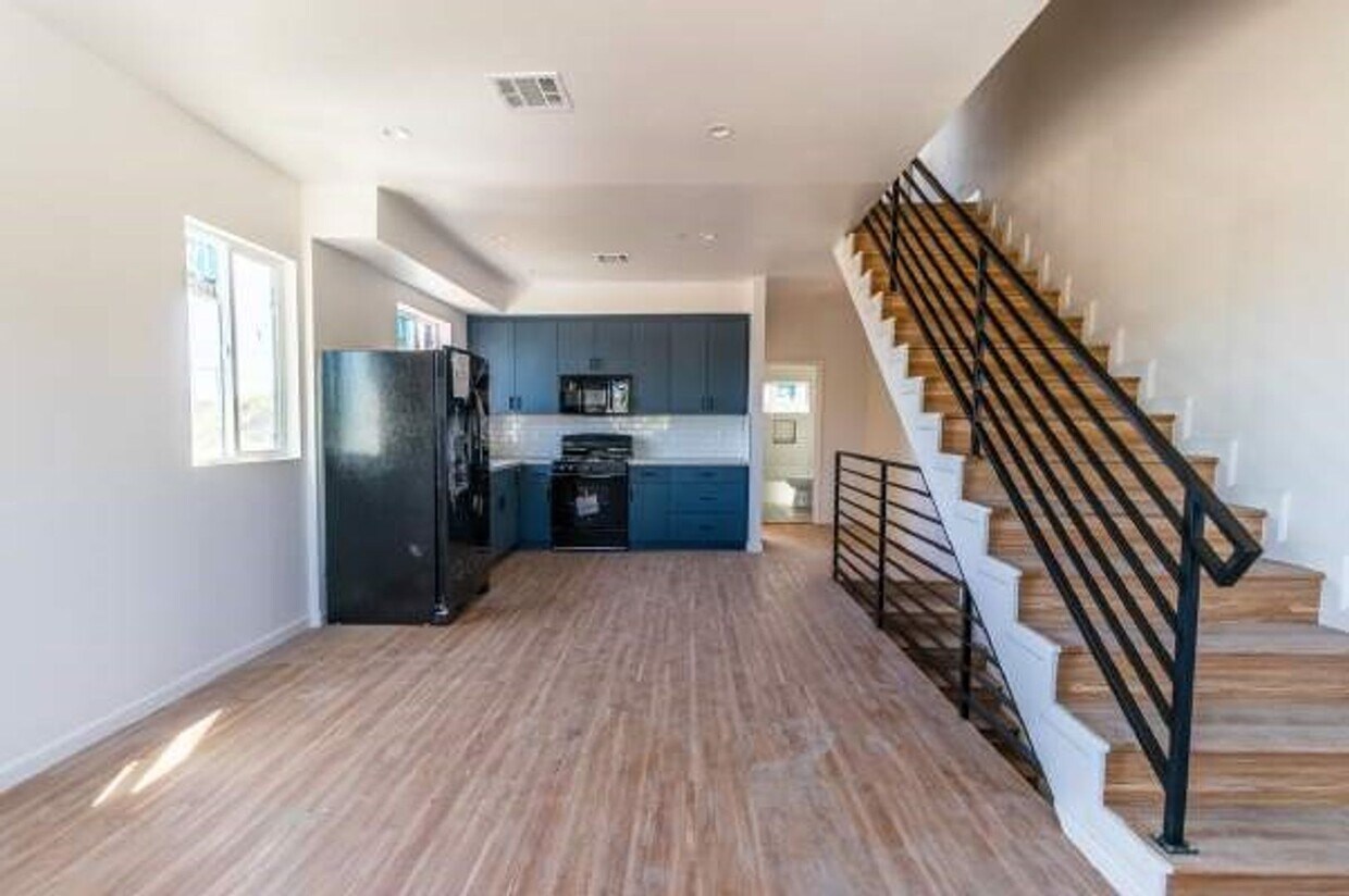 Foto principal - 3BR 3BA Modern Townhome in Prime NOHO