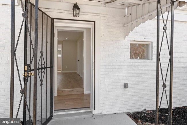 Foto del edificio - 5004 Barnaby Ln