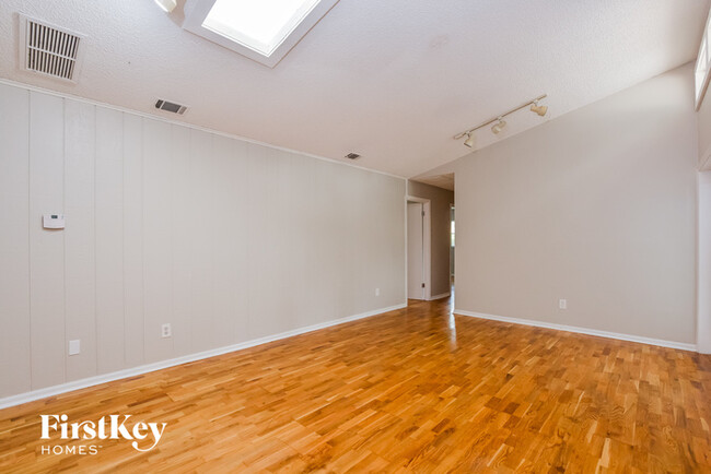 Building Photo - 111 Slade Dr