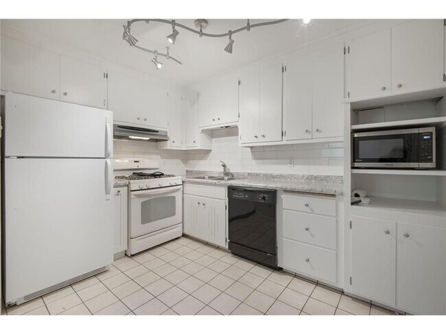 Building Photo - 8 E Minnehaha Pkwy