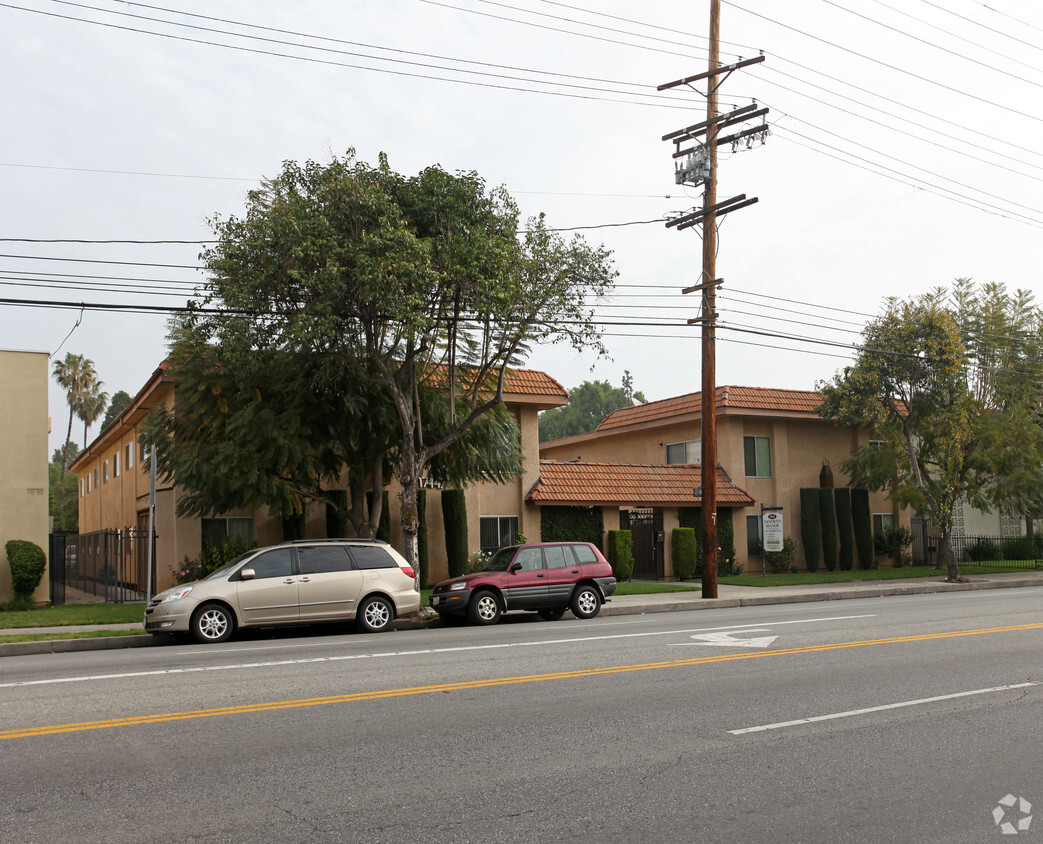 Building Photo - 17447 Vanowen St