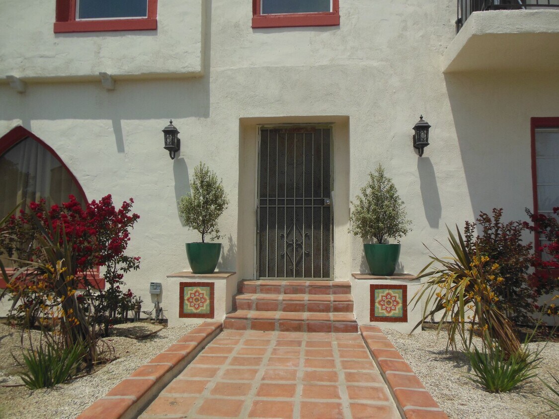 Foto del edificio - **Charming 3-Bedroom Unit in Prime Los Angeles Location – 3963 Halldale Avenue**