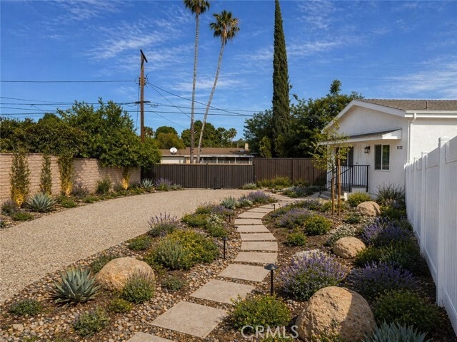 Foto del edificio - 9132 Balcom Ave