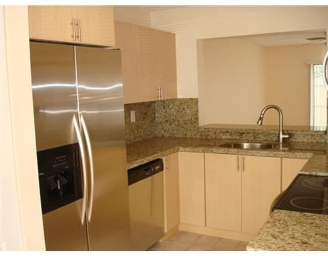 Building Photo - Townhome 2 Bedroom 2.5 Bathroom and fenced...