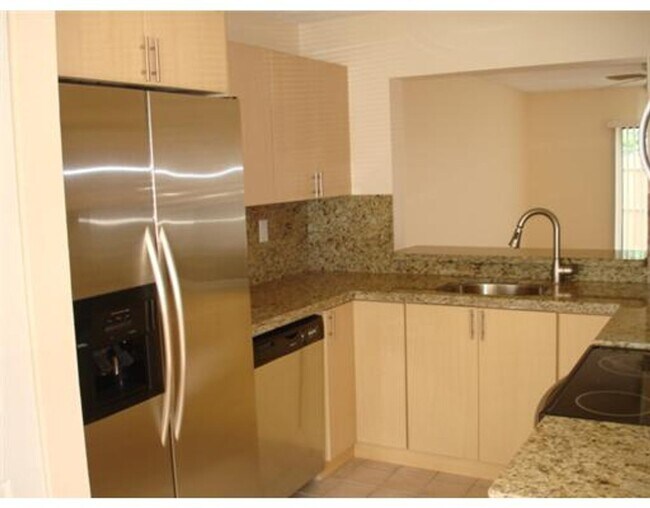 Foto del edificio - Townhome 2 Bedroom 2.5 Bathroom and fenced...