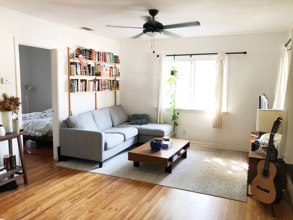 living room - 1924 Avalon St