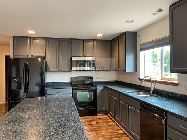 Building Photo - Spacious and Inviting 4 bed 2.5 Bath in Pu...