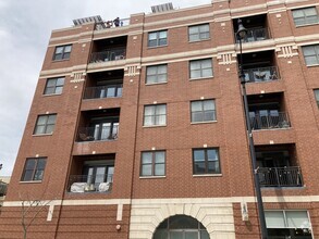 Building Photo - 2740 W Armitage Ave