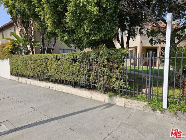 Foto del edificio - 1855 S Victoria Ave