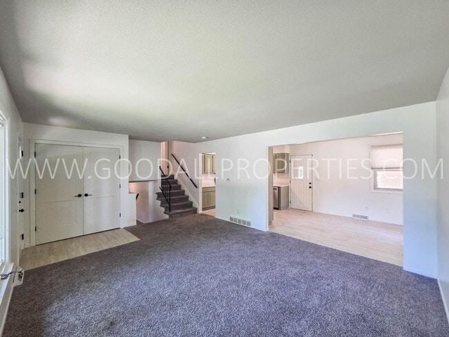 Building Photo - 4 Bedroom Split-Level Home for Rent in Urbandale – 2 Living Areas & Private Backyard!