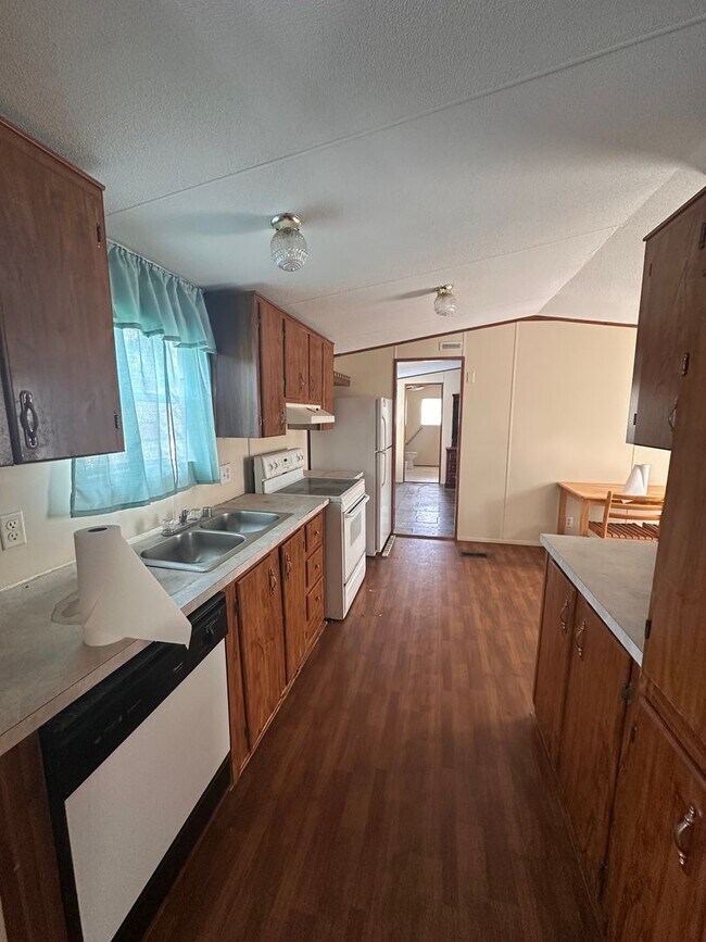 Foto del edificio - 3 Bed 2 Bath MH - Under Renovations