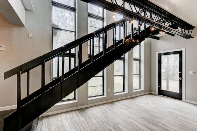 Foto del edificio - Modern 3-Bedroom Home with Spacious Deck Near Penn Square Mall!