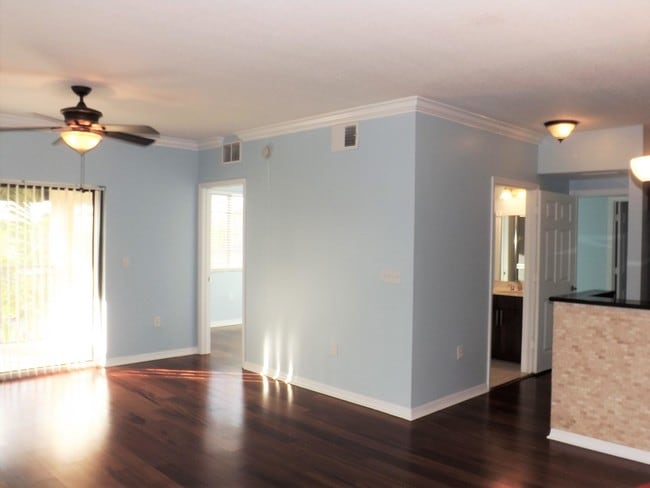 Building Photo - 4907  Midtown Lane 1316