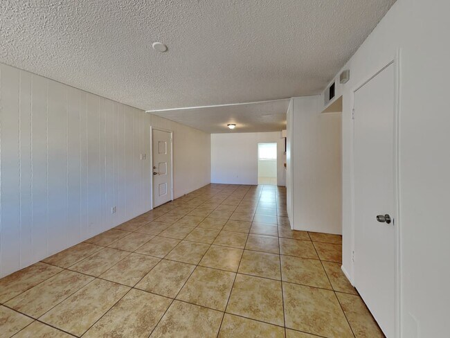Building Photo - 6213 W Claremont St