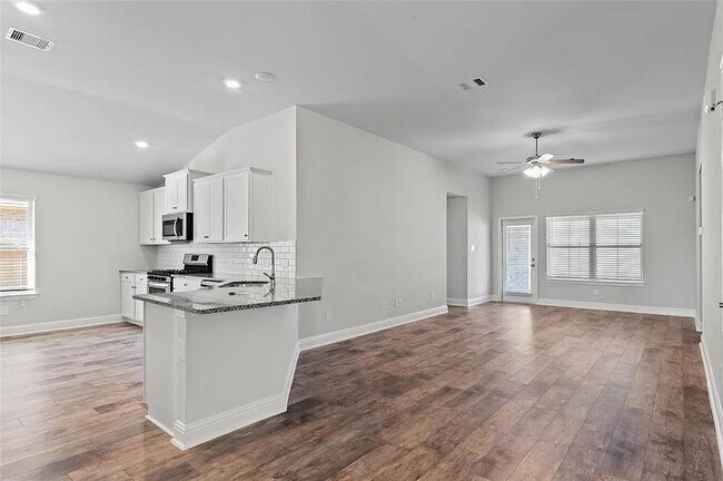 Building Photo - 2708 Golden Palms Ln