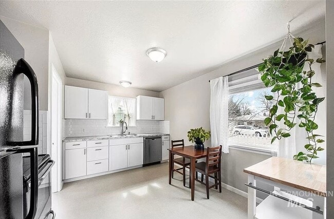 Building Photo - 2bd, 1b Cozy Home awaits in Boise Bench!