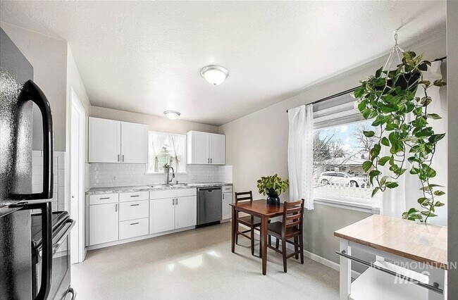 Foto del edificio - 2bd, 1b Cozy Home awaits in Boise Bench!