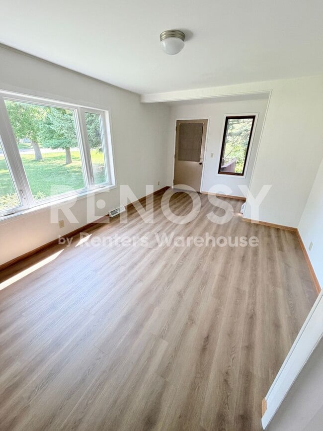Building Photo - 320 Linden Ave W