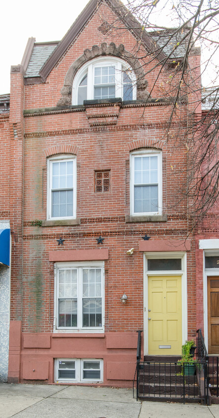 Victorian Facade - 2904 W Girard Ave