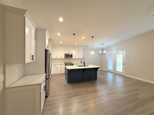 Foto del edificio - 3 bed, 2 bath home with 2 car garage