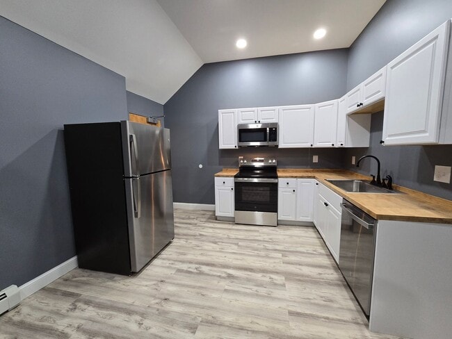 Building Photo - 319 Main St