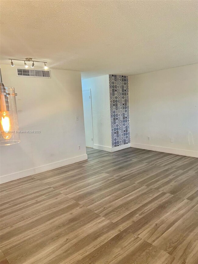 Foto del edificio - 1300 W 53rd St