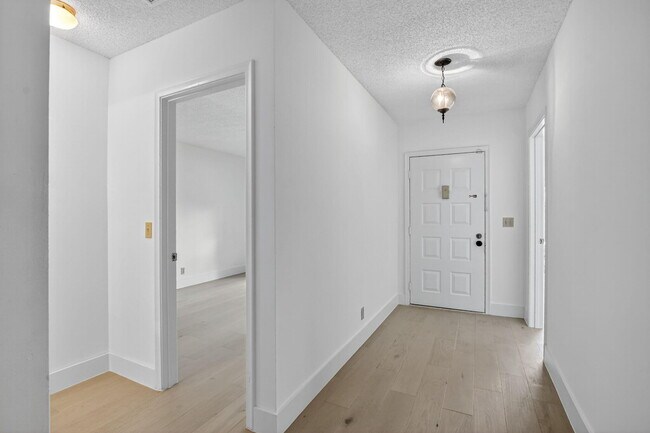 Foto del edificio - 708 Lago Rd