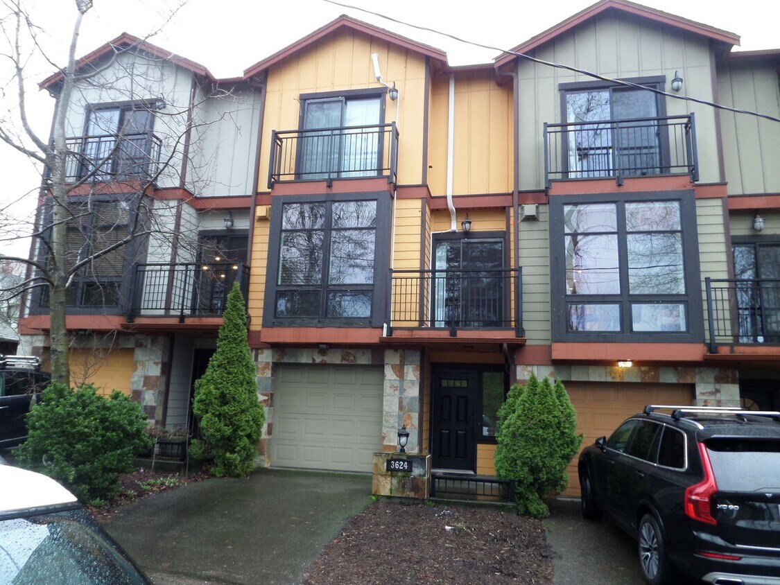 Primary Photo - Incredible LARGE 2-Bedroom Townhouse in Fa...