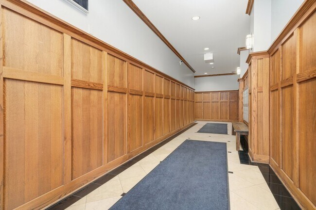 Entrance Lobby - 800 W Cornelia Ave