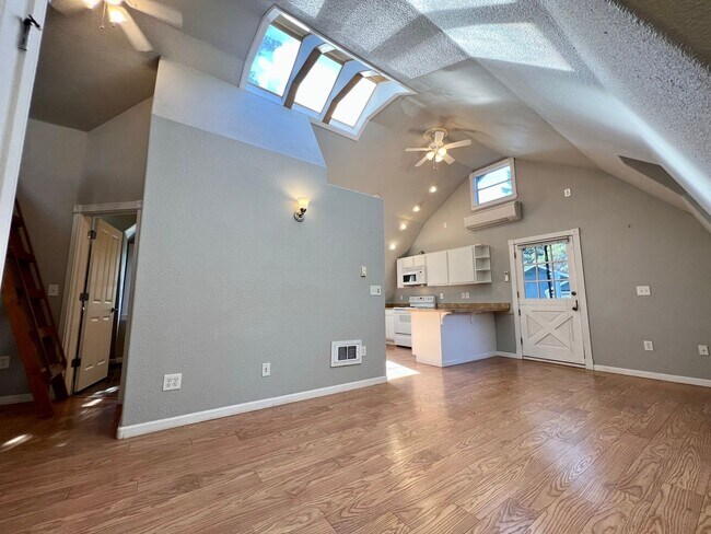 Foto del edificio - Lakeview Loft with Rooftop Deck!  A/C, 2 B...