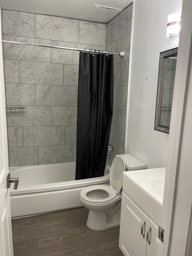 Building Photo - 806 Esplanade