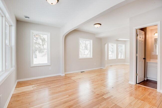 Foto del edificio - COMPLETELY UPDATED 2 BEDROOM