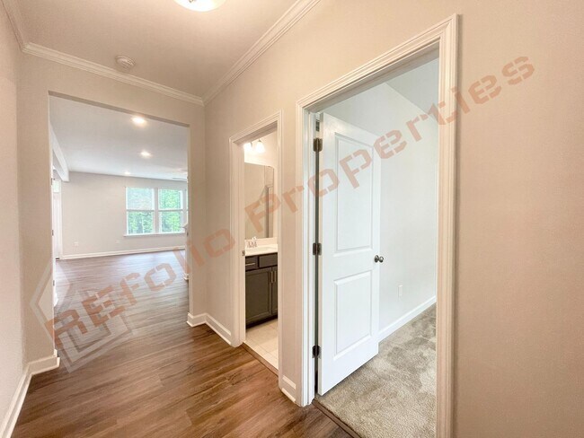 Foto del edificio - Lovely 4 Bedroom 2-Car Garage Home with Guest Suite in Main Level @ Sierra Heights, Clayton, Avai...
