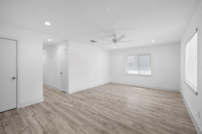 Building Photo - 5807 Mojave Dr