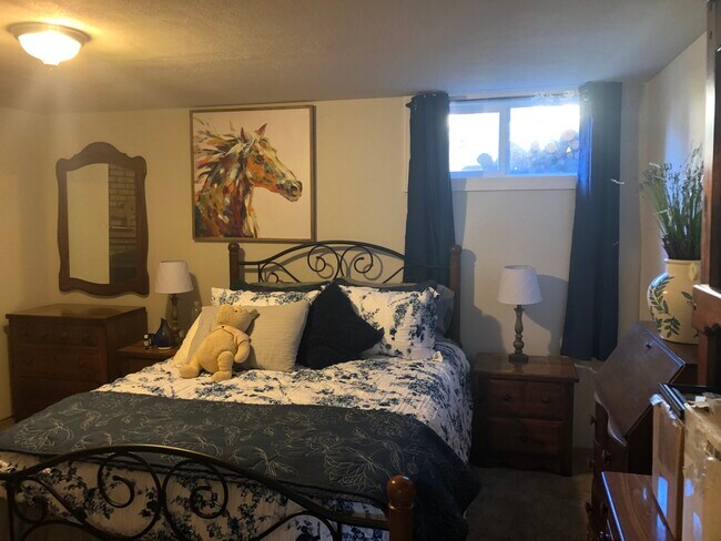 Main bedroom with fireplace - 25609 Lawson St