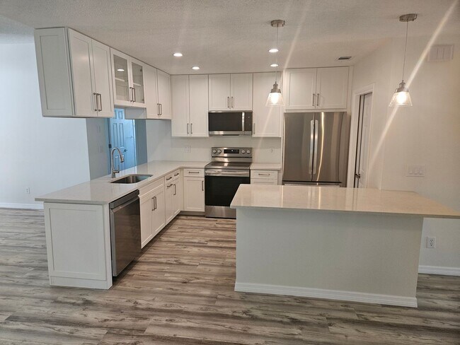 Building Photo - Fully Remodeled 3-Bedroom Gem in Seminole ...