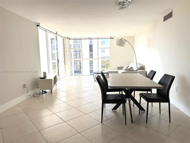 Foto del edificio - 3731 N Country Club Dr