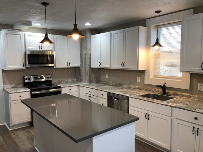 Foto del edificio - *******2-bed/1-bath COMPLETELY RENOVATED H...