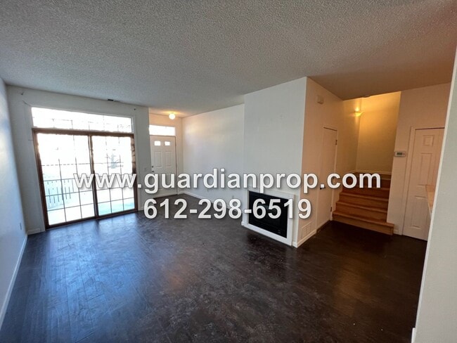 Building Photo - Woodbury Townhouse Available November 1, U...