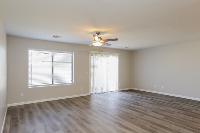 Building Photo - 2724 E Paradise Ln