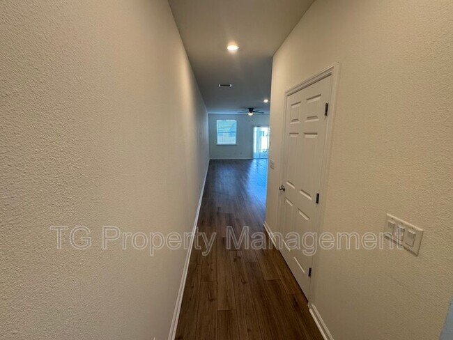 Foto del edificio - 9877 Fiddleback Ln