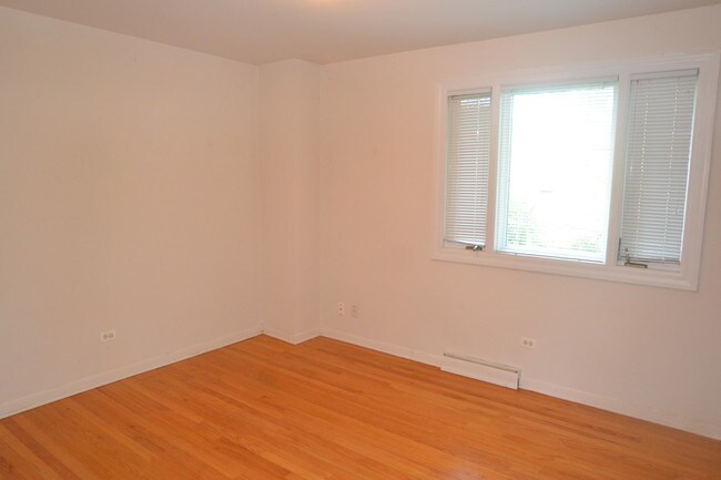 Building Photo - 560 Ivy Ct