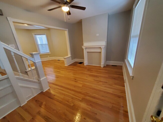 Livingroom - 461 W Earlham Ter