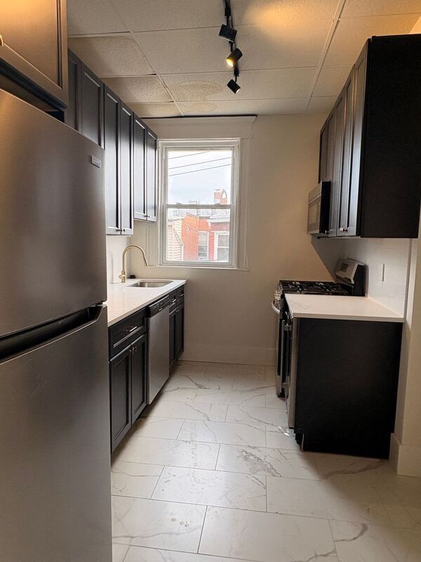 Building Photo - 300 E 30th St