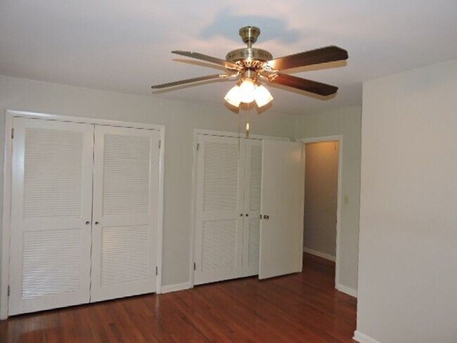 Foto del edificio - 3155 Lakeshore Dr